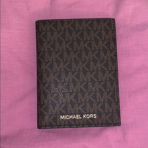 Michael Kors Passport Holder and Wallet NWT - Picture 2 of 4